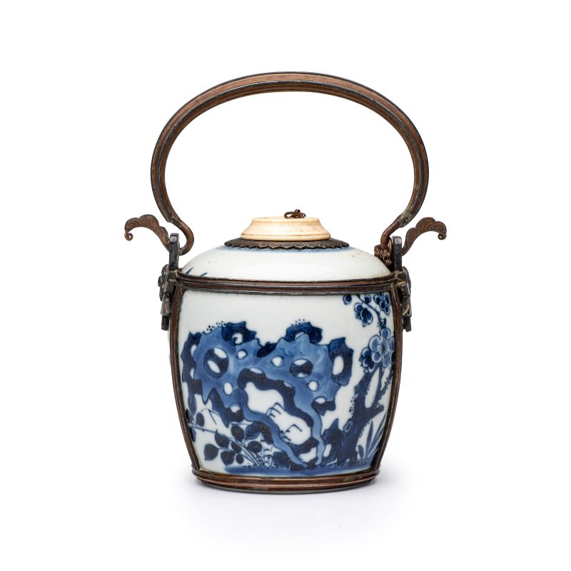 A Chinese blue and white porcelain jar, later adapted as a Vietnamese water pipe - 图3