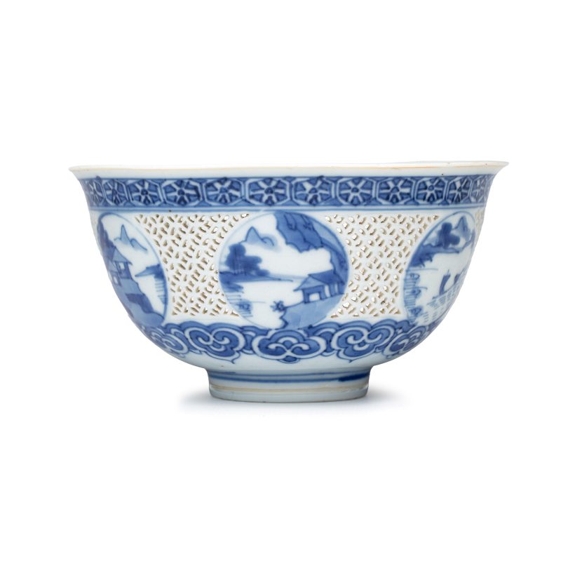 A pair of Chinese blue and white reticulated 'Linglong' bowls with landscape panels - 图2