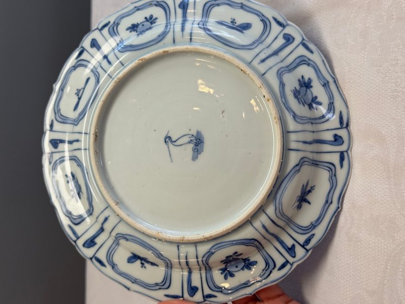 A Chinese blue and white plate with birds in a landscape - 图12