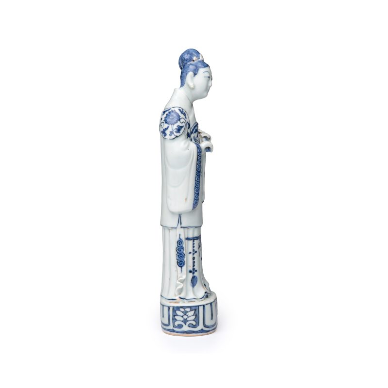 A Chinese blue and white figure of the immortal He Xiangu - 图5
