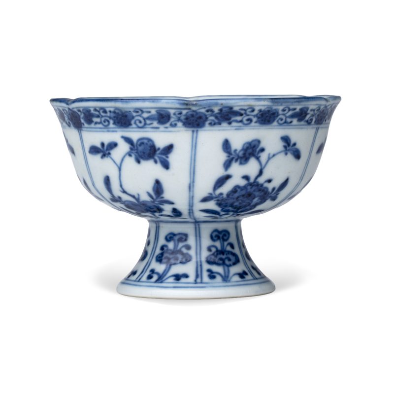 A Chinese blue and white stem cup with floral design - 图3