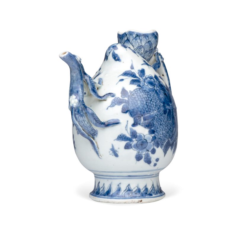 A Chinese blue and white peach-shaped cadogan-type wine pot