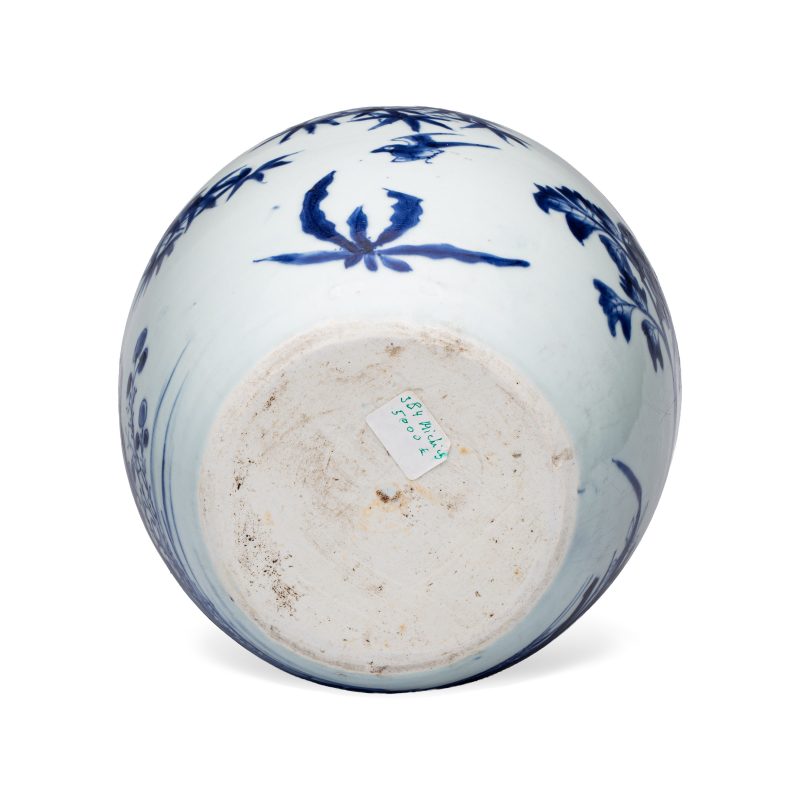 A Chinese blue and white 'Magpies among Peonies' jar with wooden cover - 图7