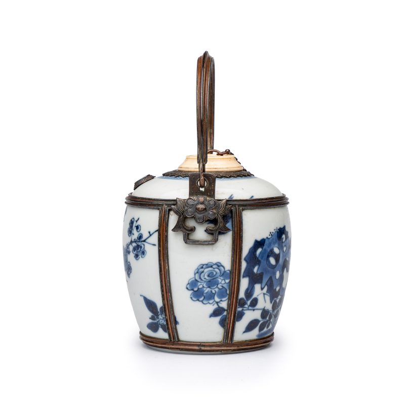 A Chinese blue and white porcelain jar, later adapted as a Vietnamese water pipe - 图4