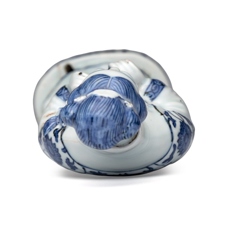 A Chinese blue and white figure of the immortal He Xiangu - 图6