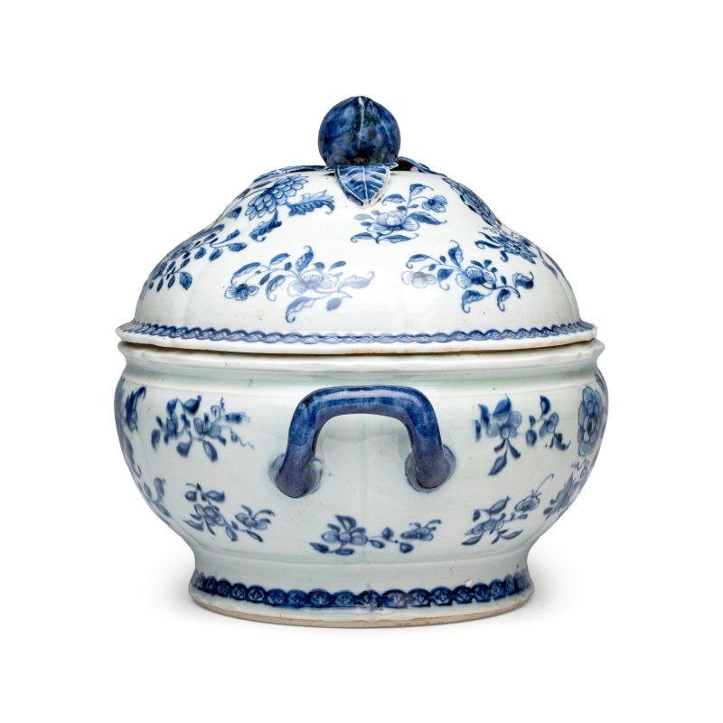 A pair of Chinese blue and white covered tureens with floral design - 图3