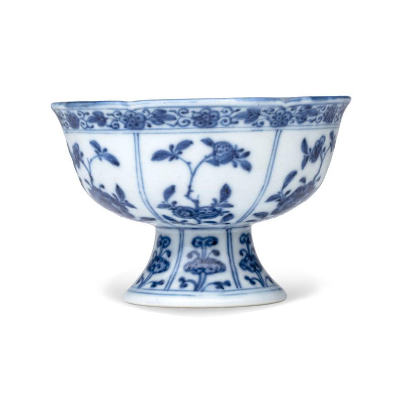 A Chinese blue and white stem cup with floral design - 图4
