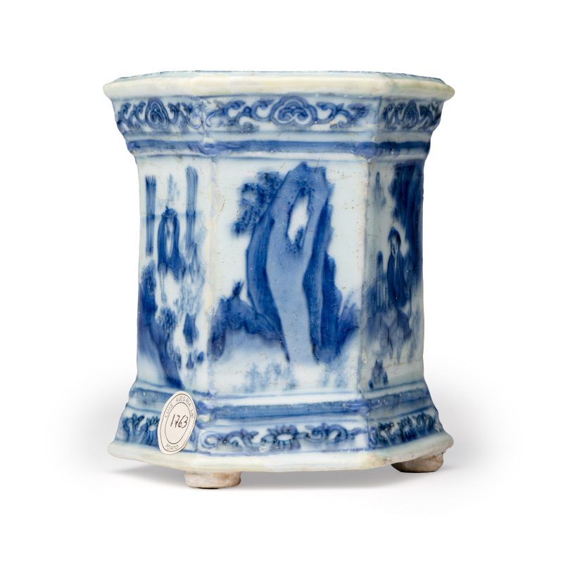 A Chinese blue and white hexagonal salt with figural design - 图6