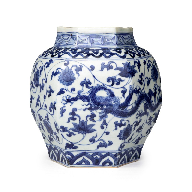 A Chinese blue and white 'Dragons among Lotus Scroll' hexagonal vase - 图4