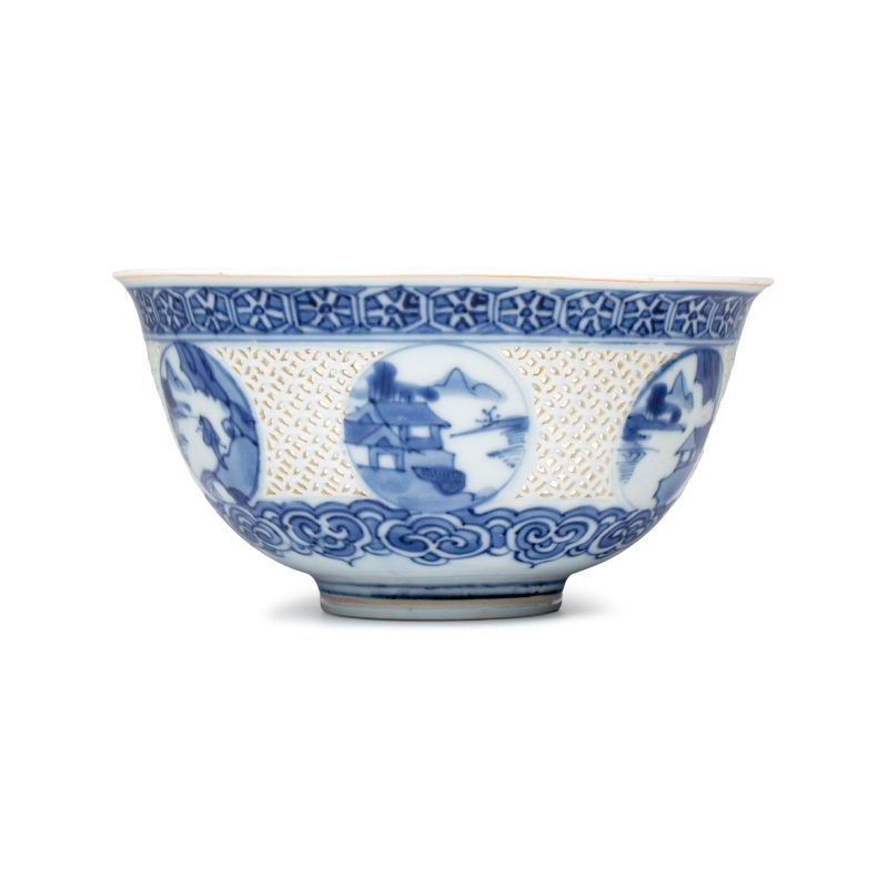 A pair of Chinese blue and white reticulated 'Linglong' bowls with landscape panels - 图3