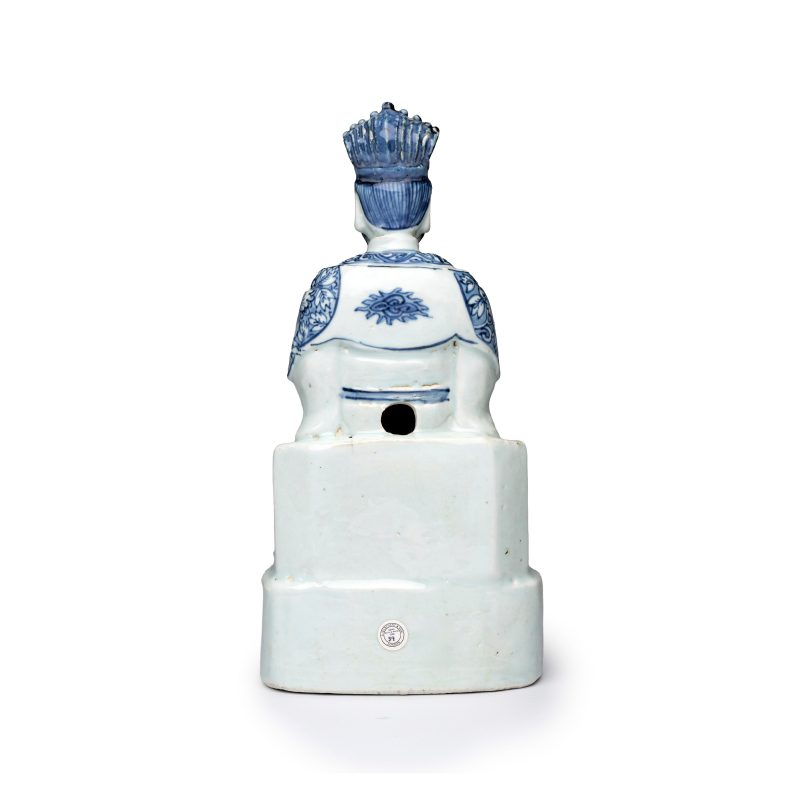 A Chinese blue and white figure of a Daoist deity - 图5