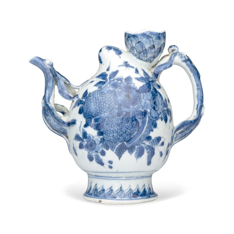 A Chinese blue and white peach-shaped cadogan-type wine pot - 图2