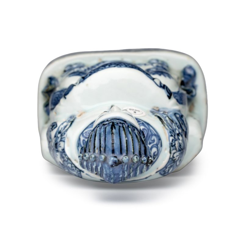 A Chinese blue and white figure of a Daoist deity - 图6