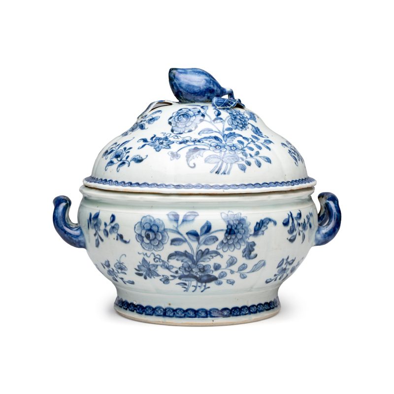A pair of Chinese blue and white covered tureens with floral design - 图4