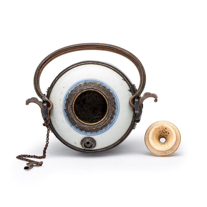 A Chinese blue and white porcelain jar, later adapted as a Vietnamese water pipe - 图5