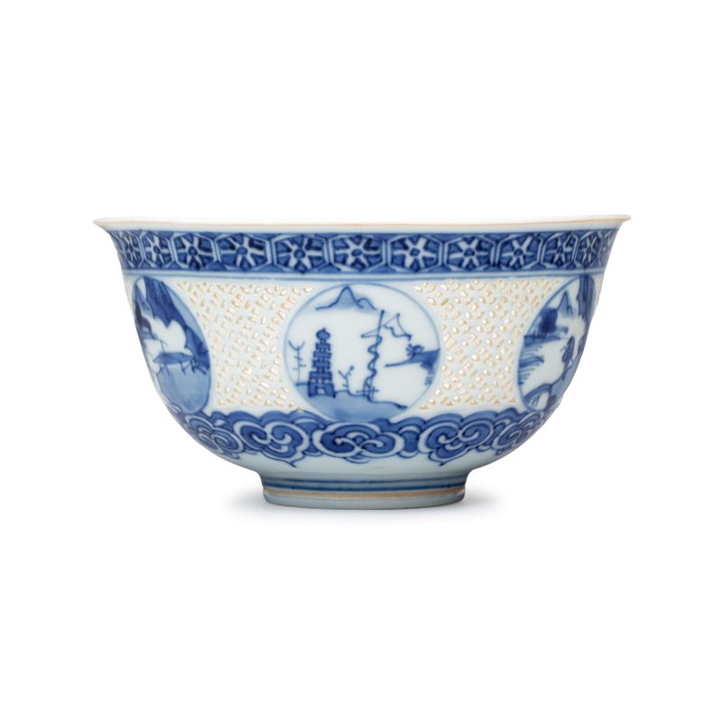 A pair of Chinese blue and white reticulated 'Linglong' bowls with landscape panels - 图4