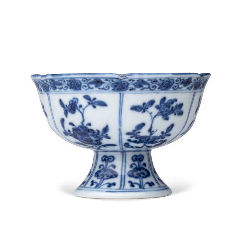 A Chinese blue and white stem cup with floral design - 图5