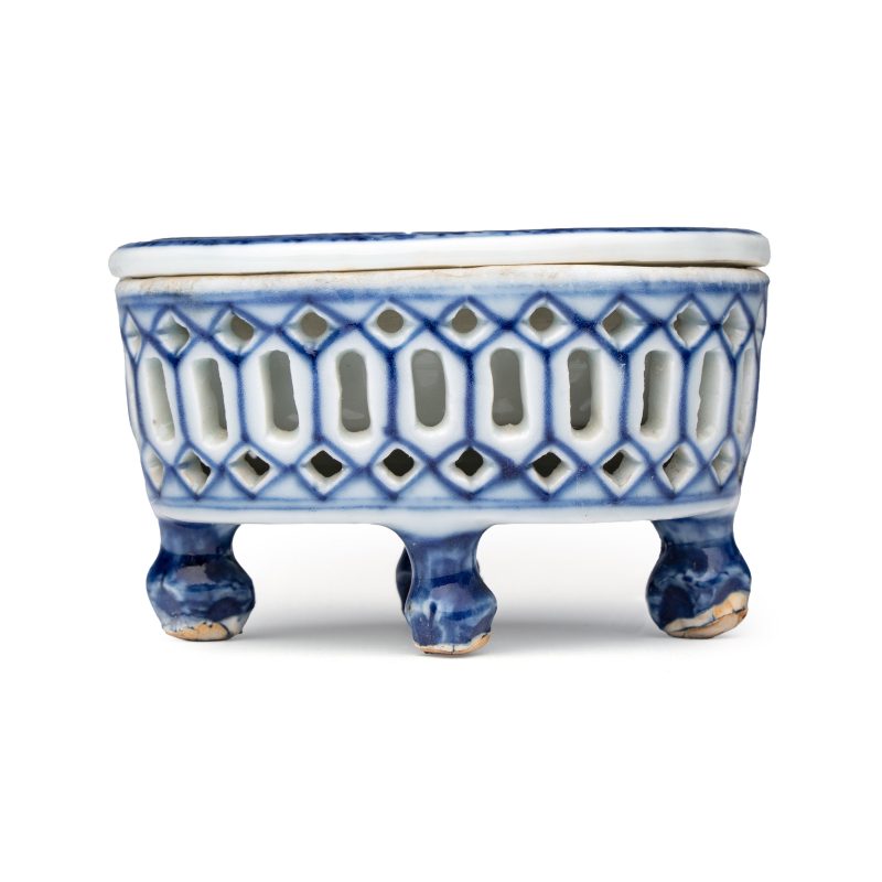 Three Chinese blue and white reticulated salts after European silver models - 图10