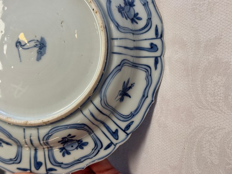 A Chinese blue and white plate with birds in a landscape - 图13