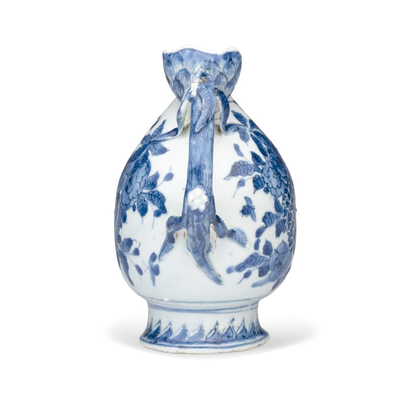A Chinese blue and white peach-shaped cadogan-type wine pot - 图3
