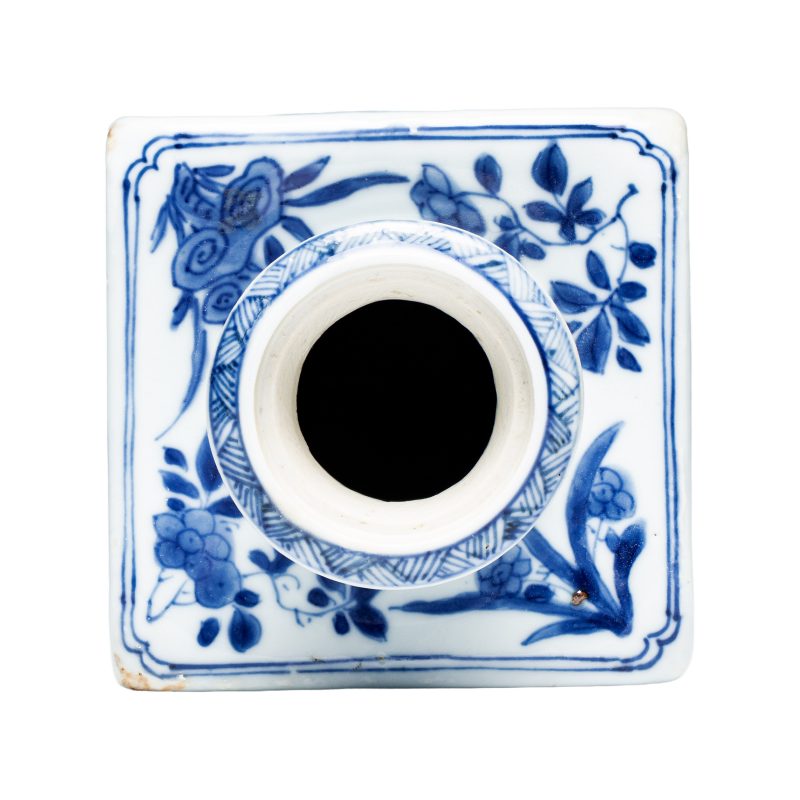 A Chinese blue and white 'Elegant Ladies in a Garden' square flask and cover - 图6