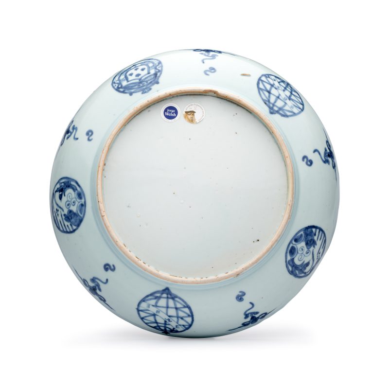 An extremely rare Chinese blue and white 'First Order' armorial dish with a yinglong - 图2