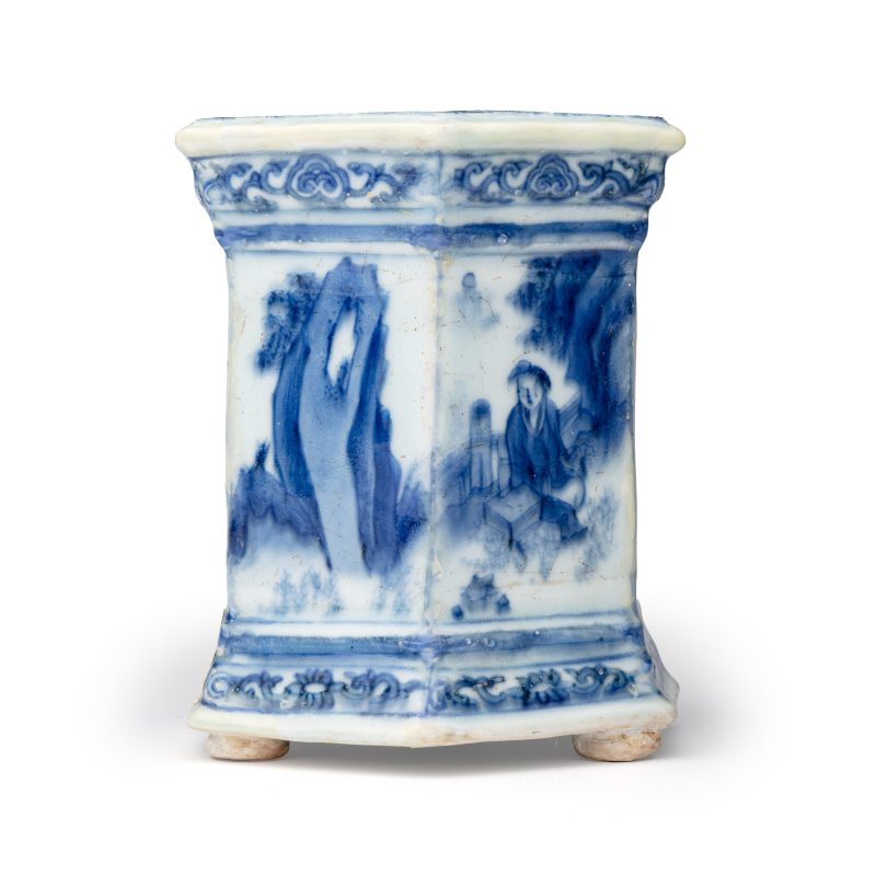 A Chinese blue and white hexagonal salt with figural design - 图7