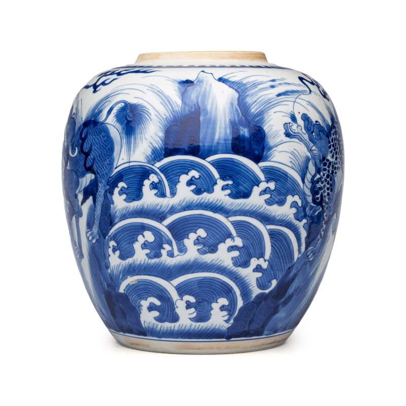 A pair of Chinese blue and white 'Mythical Beast' jars with later wooden covers and stands - 图19