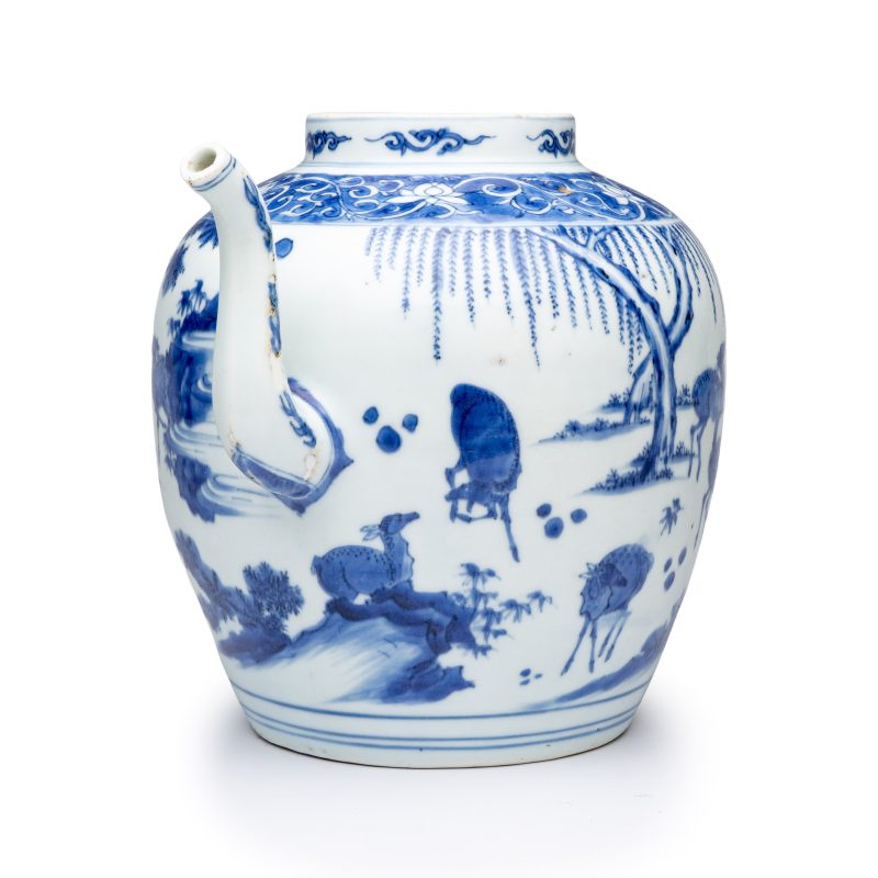An unusual Chinese blue and white 'Deer' ewer - 图1