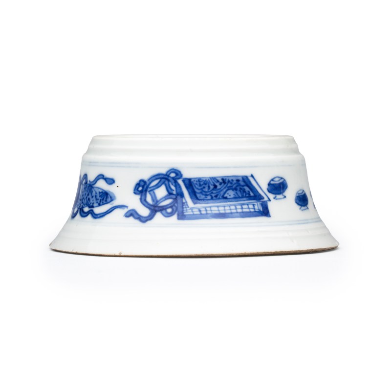A pair of Chinese blue and white salt trenchers with antiquities design - 图2