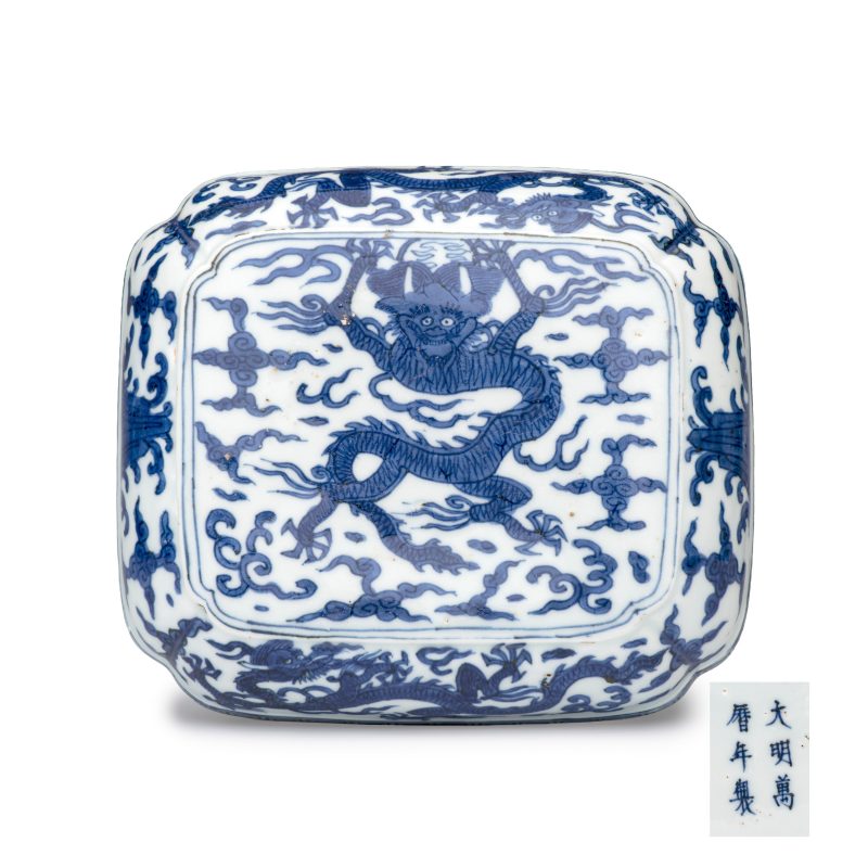 A Chinese blue and white quatrefoil 'Dragon' box and cover - 图1