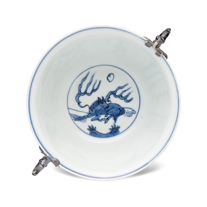 A Chinese blue and white silver-mounted 'Monkeys and Deer' bowl - 图5