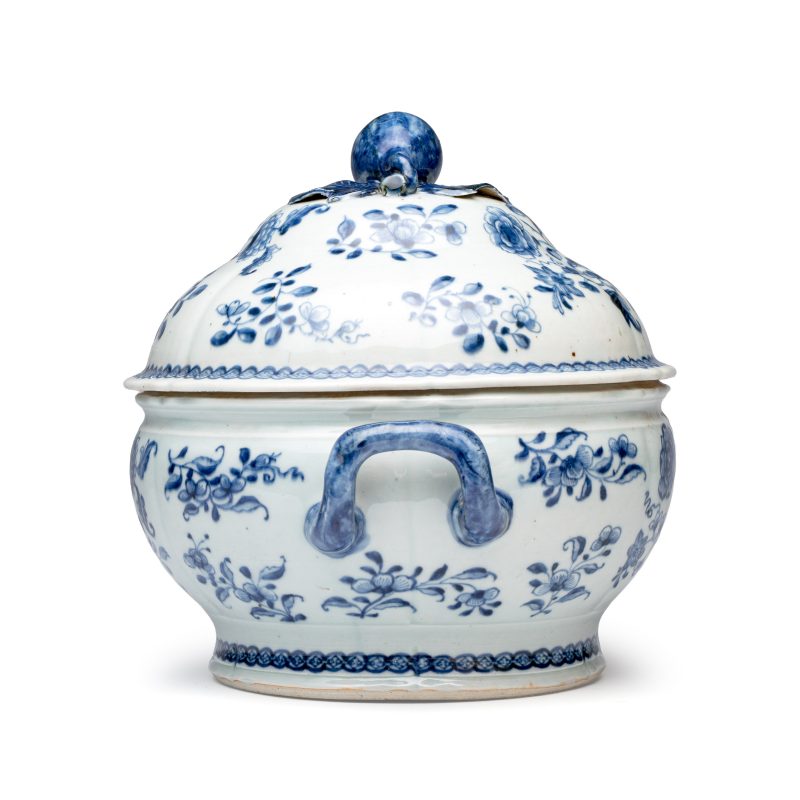 A pair of Chinese blue and white covered tureens with floral design - 图5