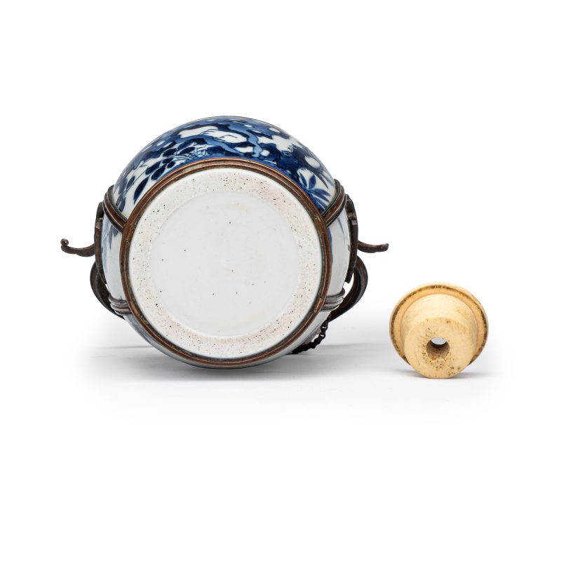 A Chinese blue and white porcelain jar, later adapted as a Vietnamese water pipe - 图6