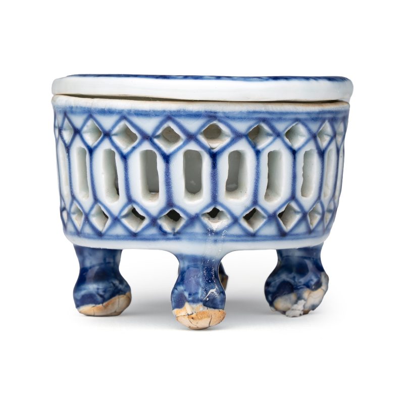 Three Chinese blue and white reticulated salts after European silver models - 图11