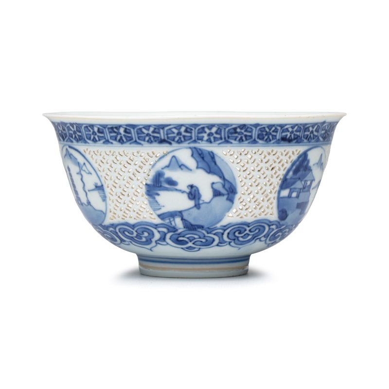 A pair of Chinese blue and white reticulated 'Linglong' bowls with landscape panels - 图5