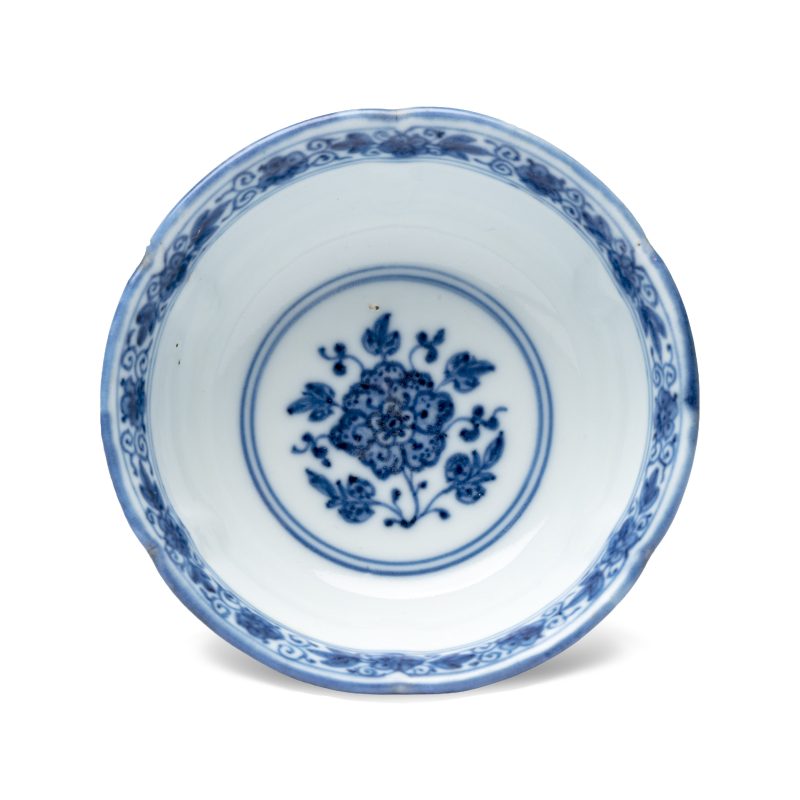 A Chinese blue and white stem cup with floral design - 图6