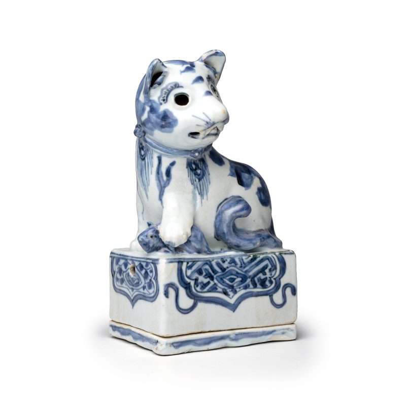 An extremely rare Chinese blue and white ko-sometsuke 'Cat' incense burner - 图1
