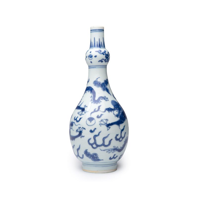 A Chinese blue and white 'Dragons Chasing the Flaming Pearl' vase - 图2