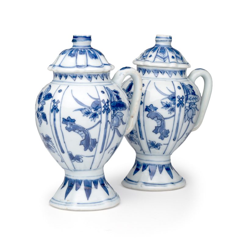 A pair of Chinese blue and white covered mustard pots with floral design - 图1