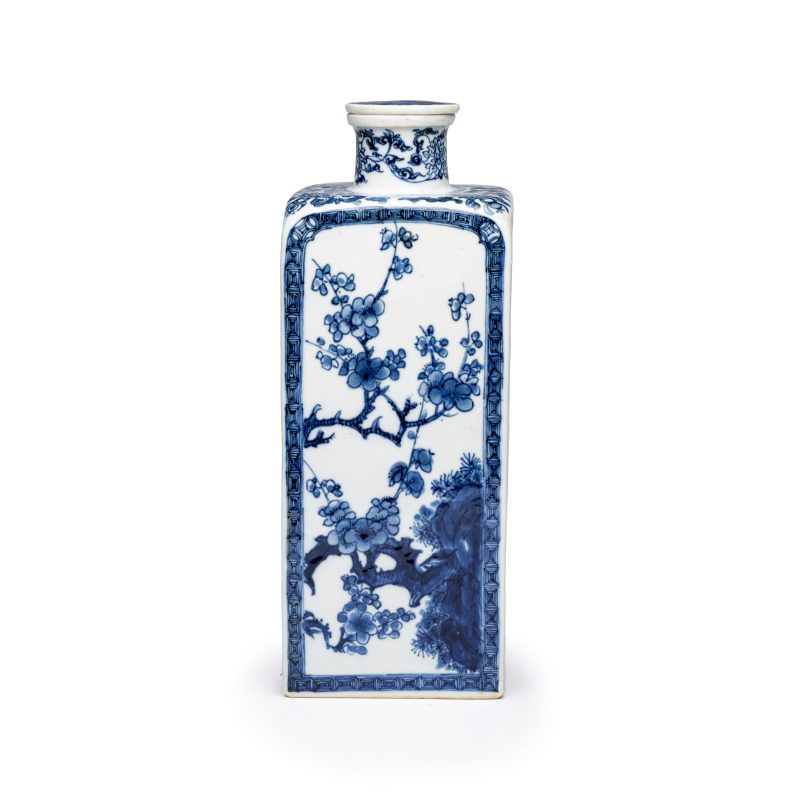 A pair of Chinese blue and white 'Blossoming Flower Branches' square flasks and covers - 图3