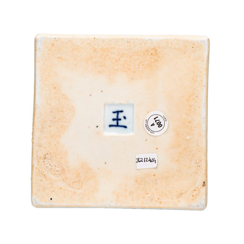A Chinese blue and white 'Elegant Ladies in a Garden' square flask and cover - 图7