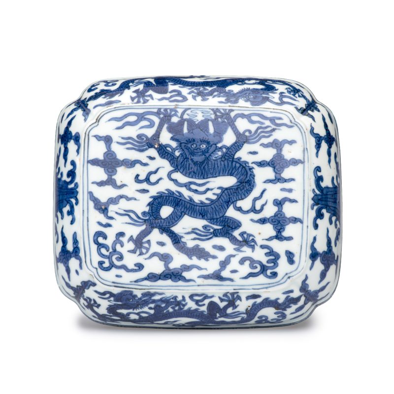 A Chinese blue and white quatrefoil 'Dragon' box and cover - 图2