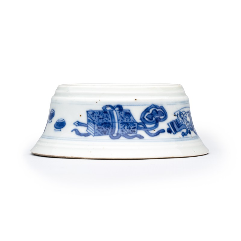 A pair of Chinese blue and white salt trenchers with antiquities design - 图3