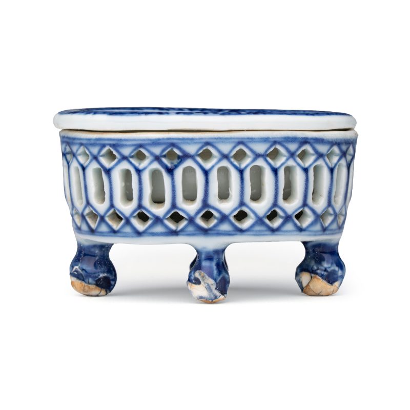 Three Chinese blue and white reticulated salts after European silver models - 图12