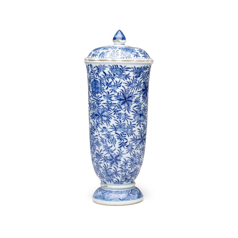 A Chinese blue and white beaker and cover with floral design - 图2