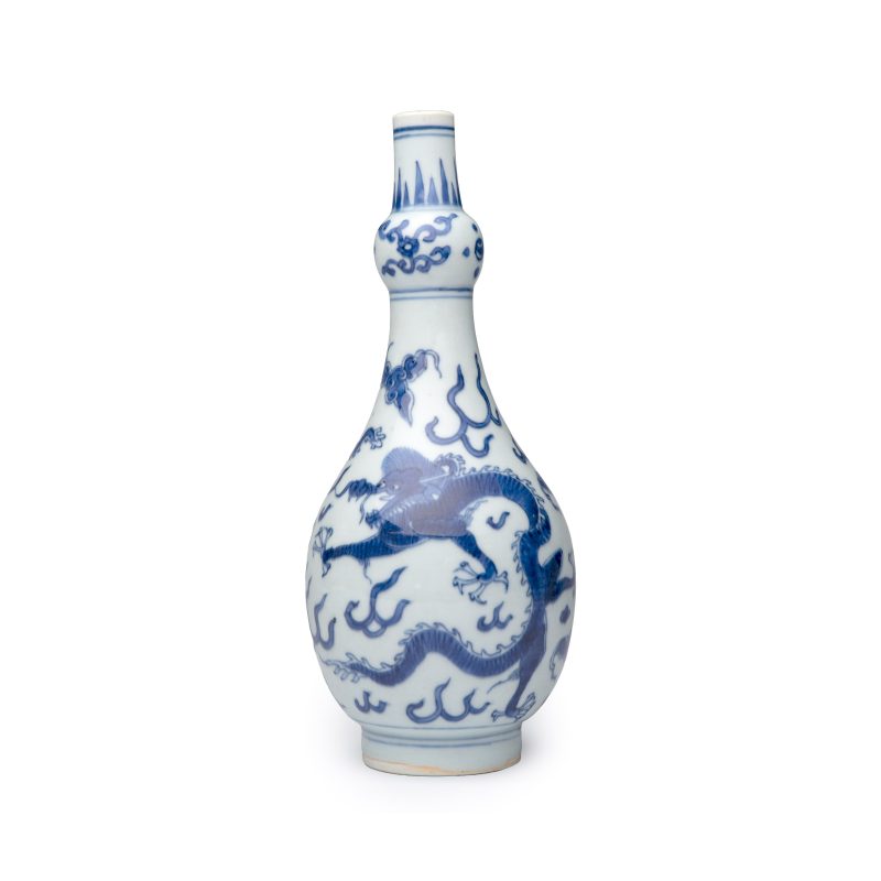A Chinese blue and white 'Dragons Chasing the Flaming Pearl' vase - 图3