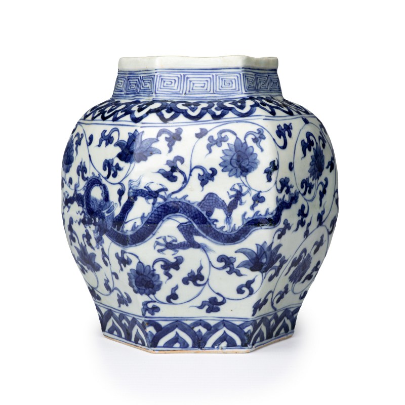 A Chinese blue and white 'Dragons among Lotus Scroll' hexagonal vase - 图5