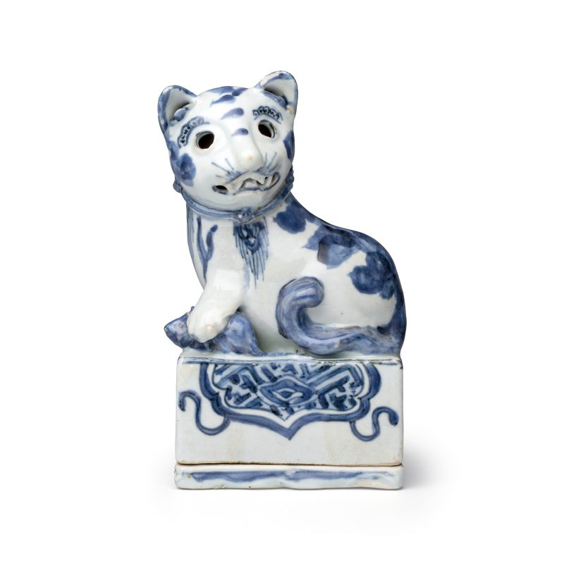 An extremely rare Chinese blue and white ko-sometsuke 'Cat' incense burner - 图2