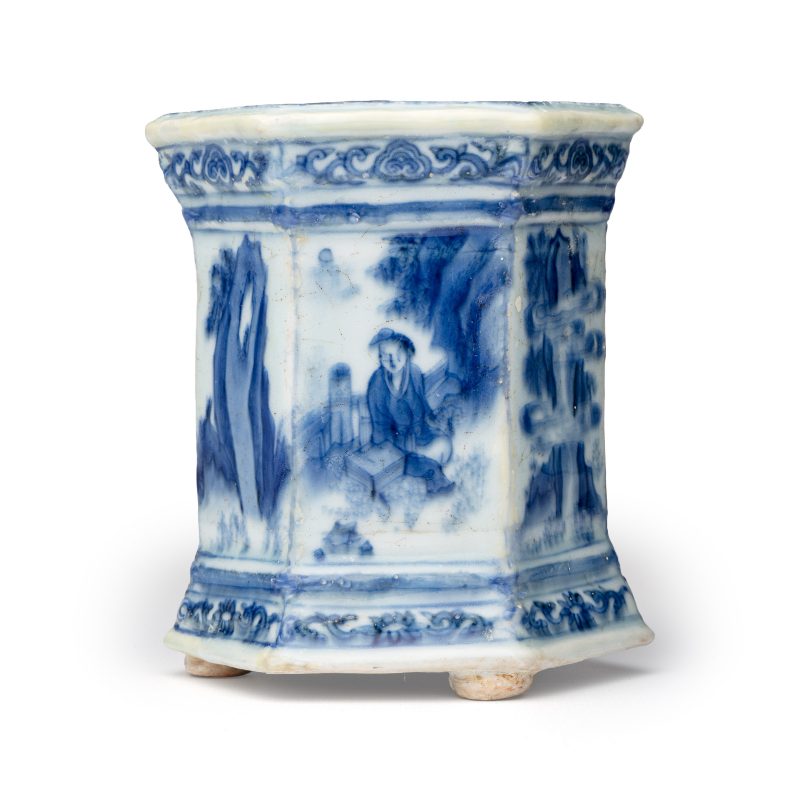 A Chinese blue and white hexagonal salt with figural design - 图8